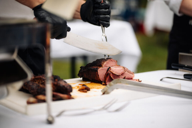 Messer schneidet Fleisch